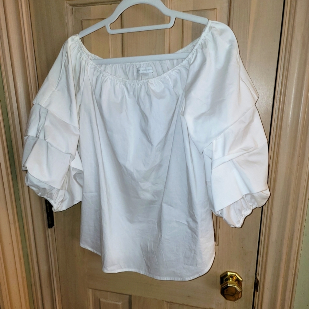 Misses sz M Crisp white  New York and Company Shirt Gorgeous sleeves